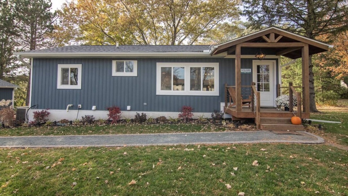 Luck House | Spacious 4 bedroom Lake View Cottage with another Cabin down street!