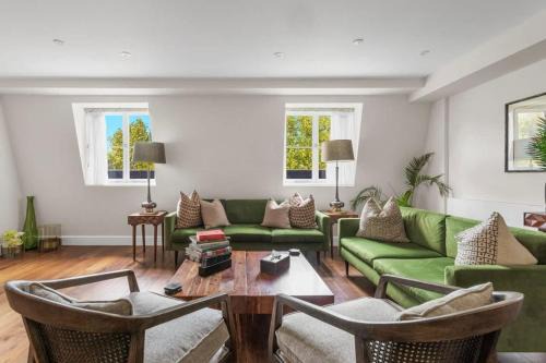 Queen's Gate Apartment | Spacious 4 Bedroom Loft Retreat