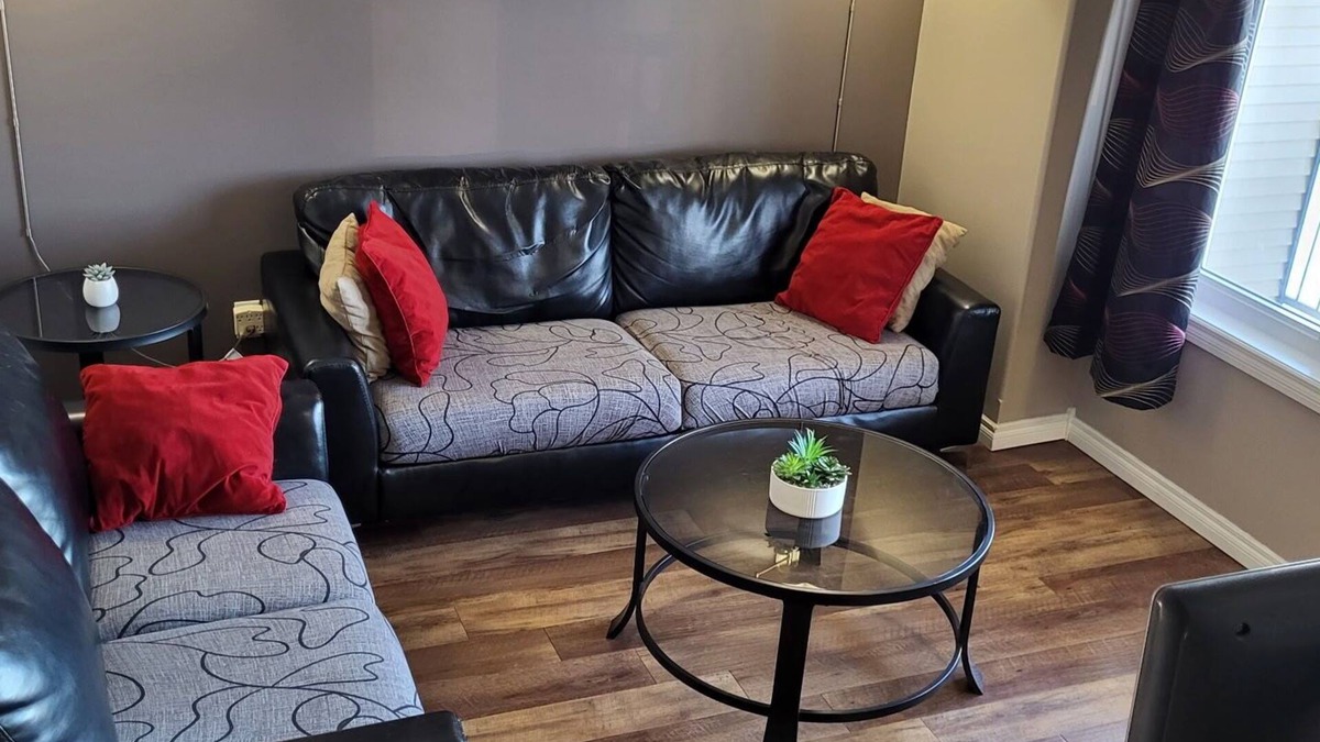 Red Deer House | Spacious 4-bedroom townhome in charming Red Deer with WiFi, AC