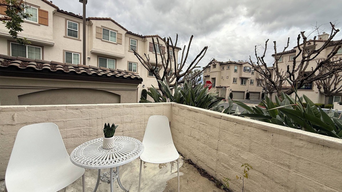 El Monte House | Spacious 4-bedroom townhome with WiFi and AC in lovely El Monte