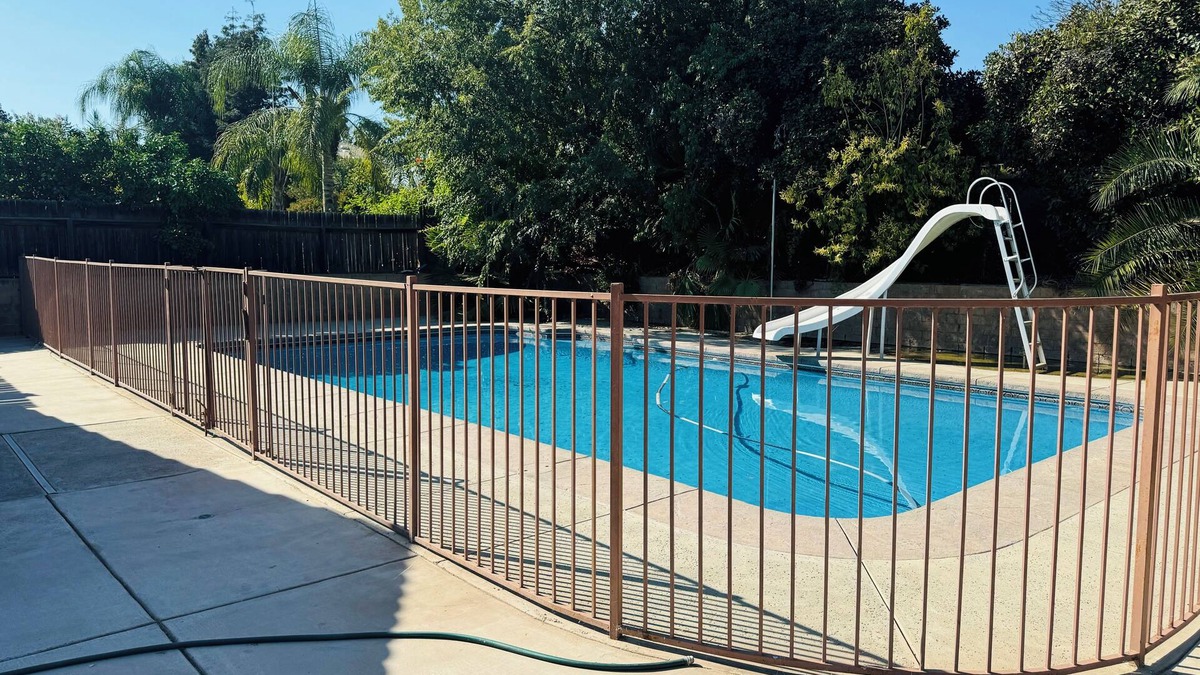 Bakersfield House | Spacious 4-bedroom house in lovely Bakersfield country club area with pool