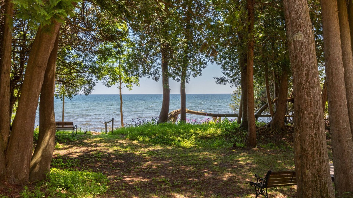 Rowleys Bay House | Spacious 4 bedroom Lakefront Home on Rowleys Bay!
