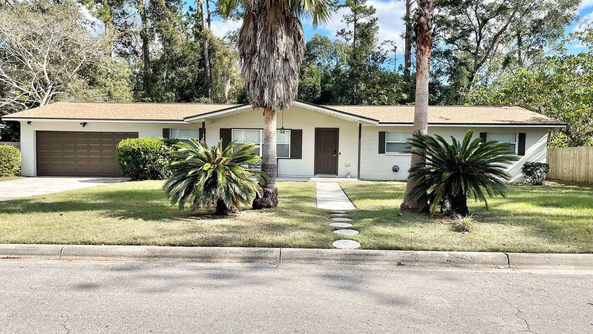 Gainesville House | Spacious 4-bedroom house with Covered Private Pool in Gainesville