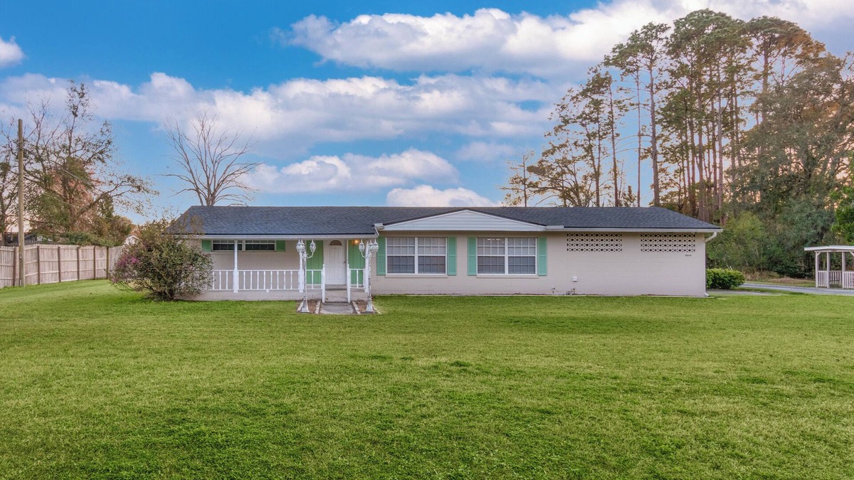 Jacksonville House | Spacious 4-bedroom house WiFi, near NAS Jax, Orange Park,pet friendly, sleeps 10