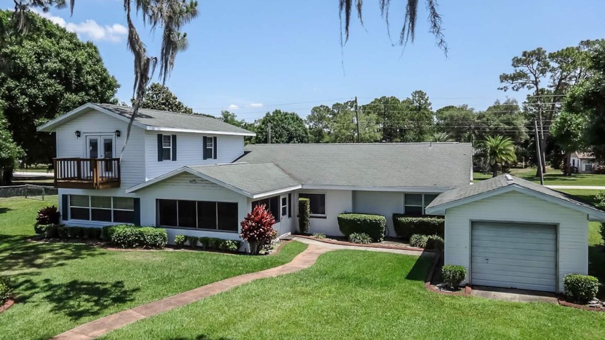 Sylvan Shores House | Spacious 4 bedroom Beachfront home on Lake Clay