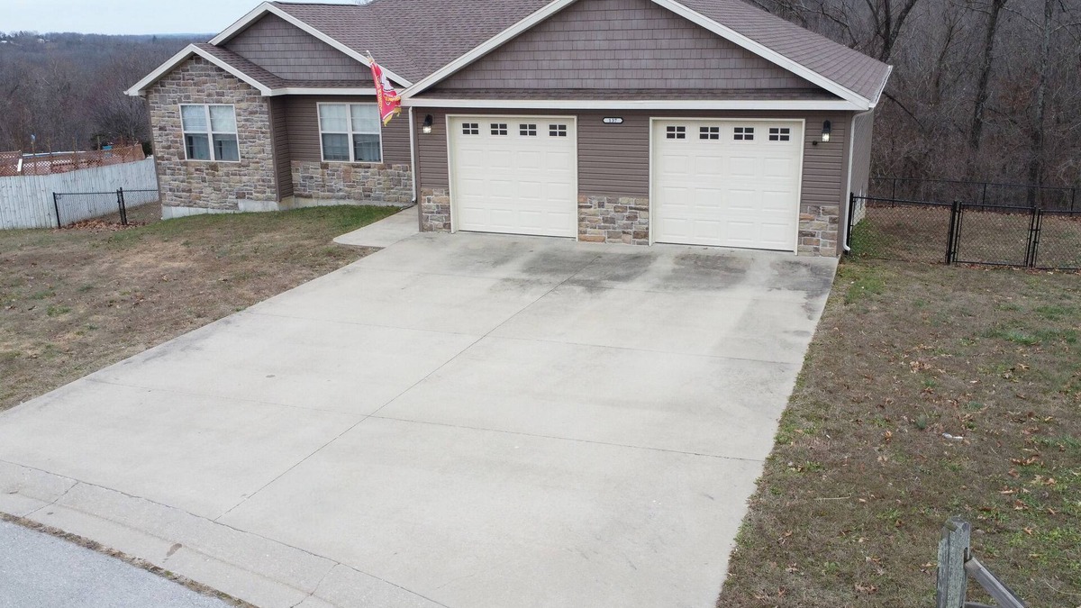 St. Robert House | Spacious 4-Bedroom Home Near Fort Leonard Wood with Fenced Backyard