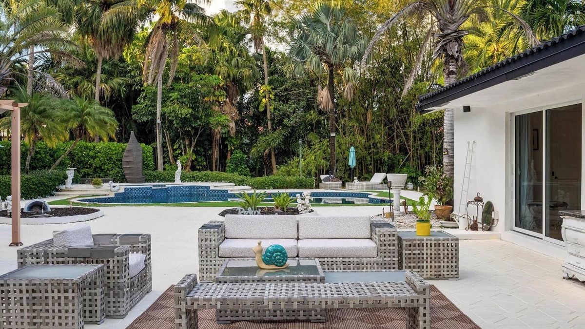Sunrise Villa | Spacious 4-bedroom villa with Pool + Hot Tub + Spacious Garden