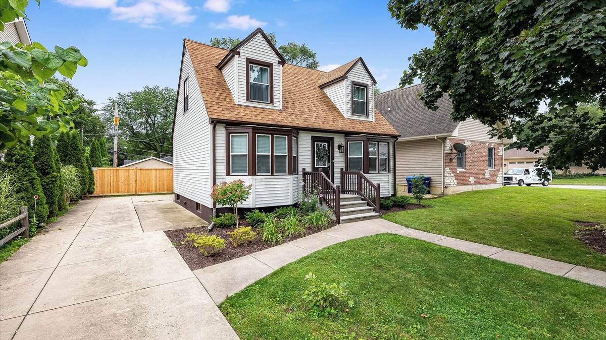 Geneva House | Spacious 4-bedroom vacation home just 1 mile walk to Town and River!