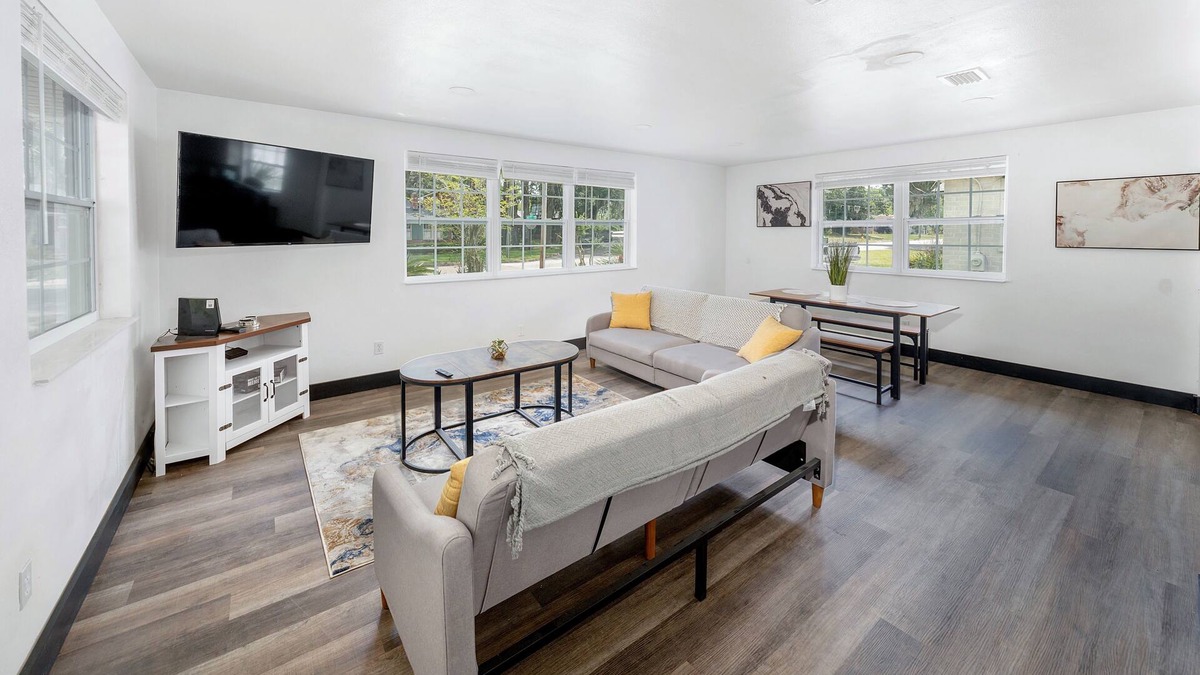 Northside House | Spacious 4-BR Home, 7 miles to TIAA Bank Field