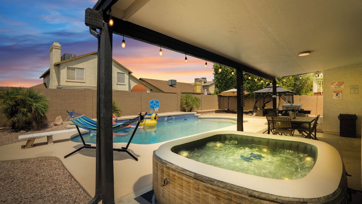 Pivotal Peoria Center House | Spacious 4 BR -SaltwaterHotTub -Pool -Sleeps 11
