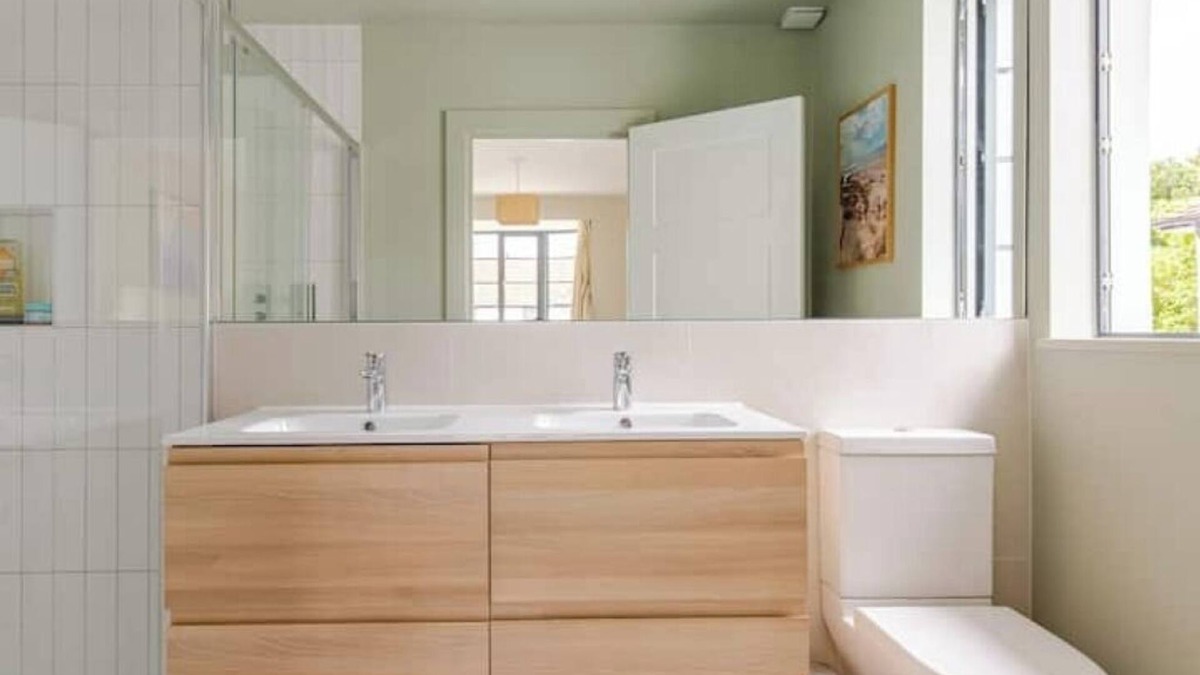 Twickenham Riverside House | Spacious 4B family home by Richmond riverside