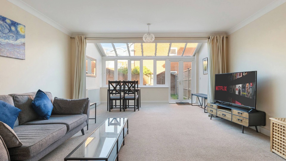 Redhill House | Spacious 4Bed House Redhill Train Station