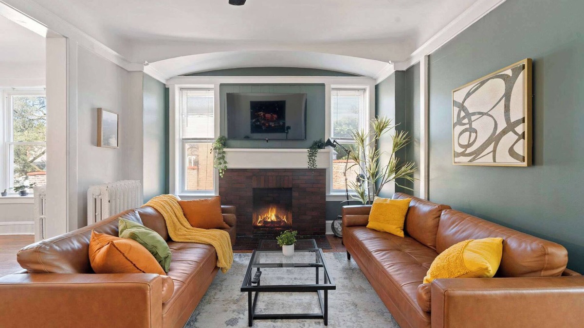 Edgewater Apartment | Spacious 4BR/2BA – Private Sun Deck In Chicago