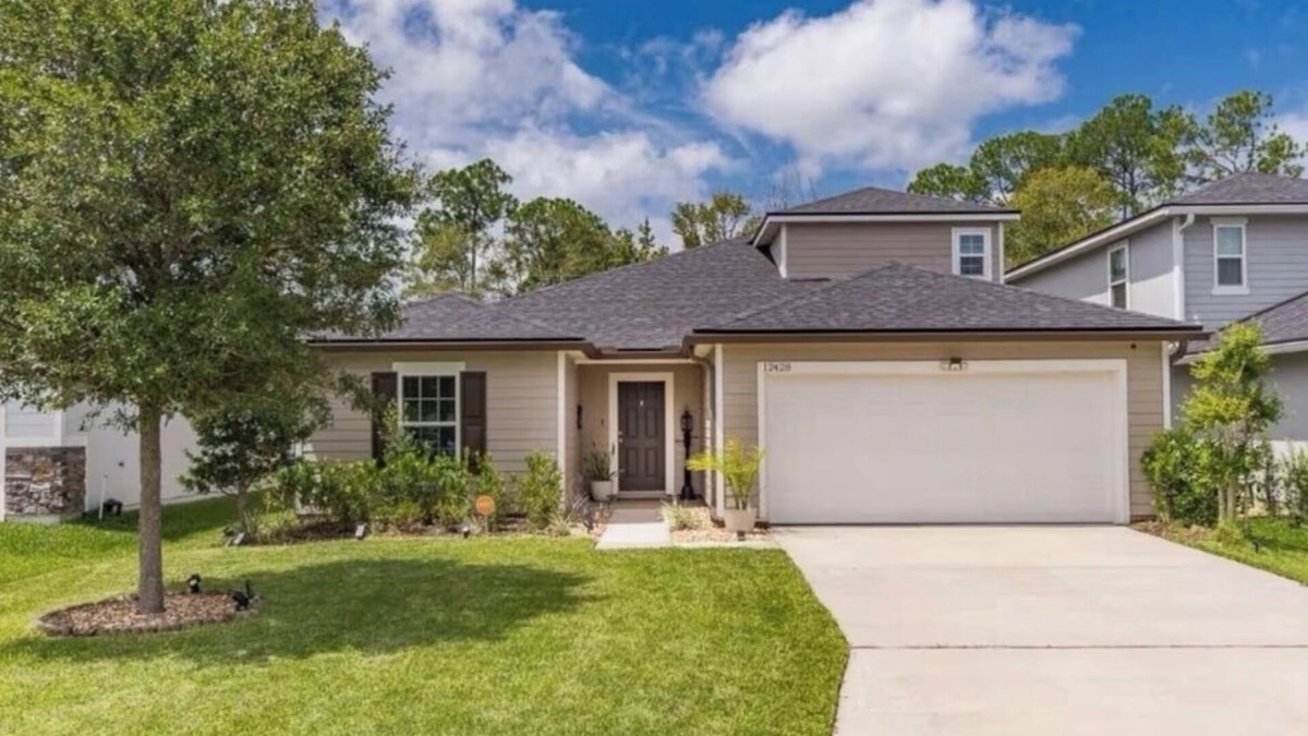 Northside House | Spacious 4BR-3 Full bath- JAX Airport- RIVERCITY - BEACHES center spot.
