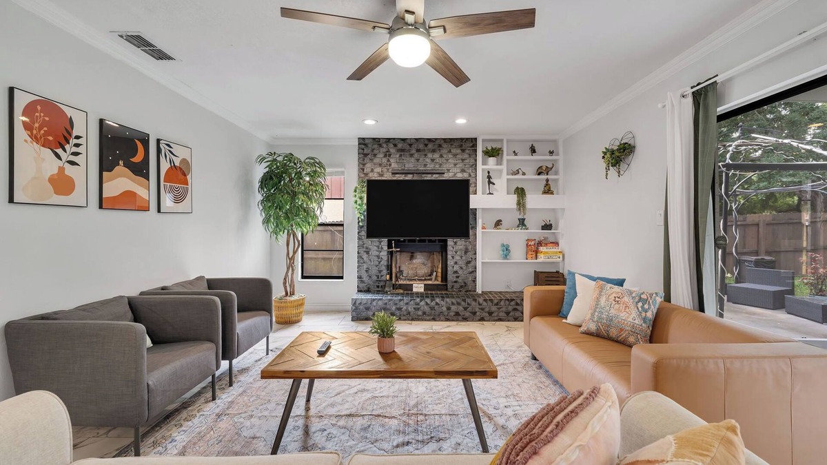 Lakeview Village House | Spacious 4BR/3BA~Espresso machine~Backyard~Grill!n