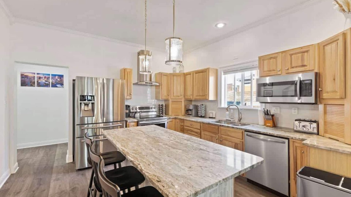 Indianapolis House | Spacious 4BR/3BA Sleeps 13 Hot Tub, Game Room & Walk to Stadiums