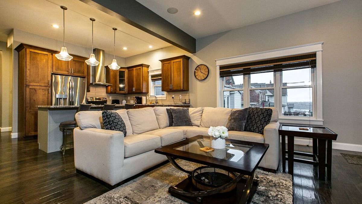 Dubuque House | Spacious 4BR Bluff-Top Townhome Steps from Fenelon Elevator & Downtown