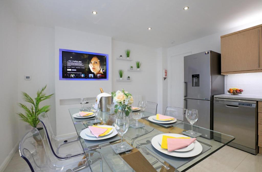 Leith Apartment | Spacious 4BR City Centre Apartment w/Free Parking