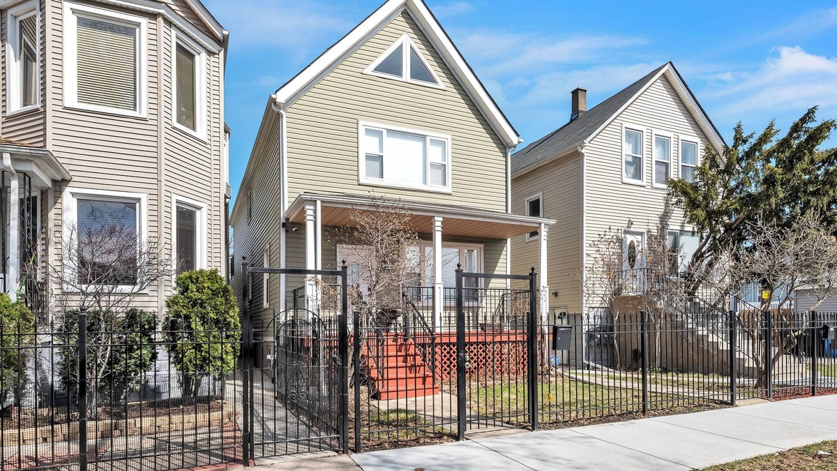Belmont Cragin House | Spacious 4BR Home. Your Cozy Home Away from Home