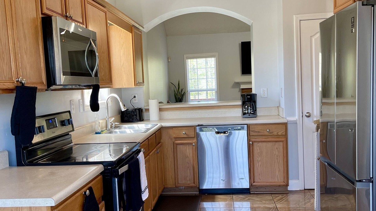 Oak Hill House | Spacious 4br house- 10 mins from the town square