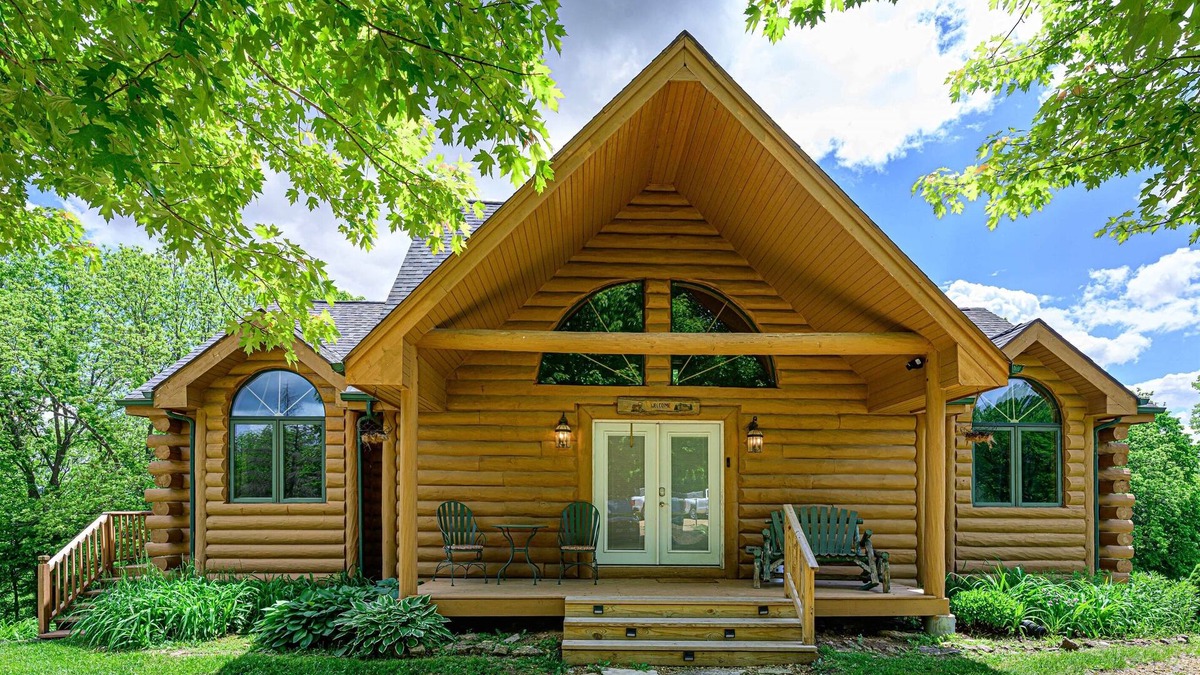 Apple River Cabin | Spacious 4BR Log Cabin Getaway | Hot Tub, King Beds, Fire Pit