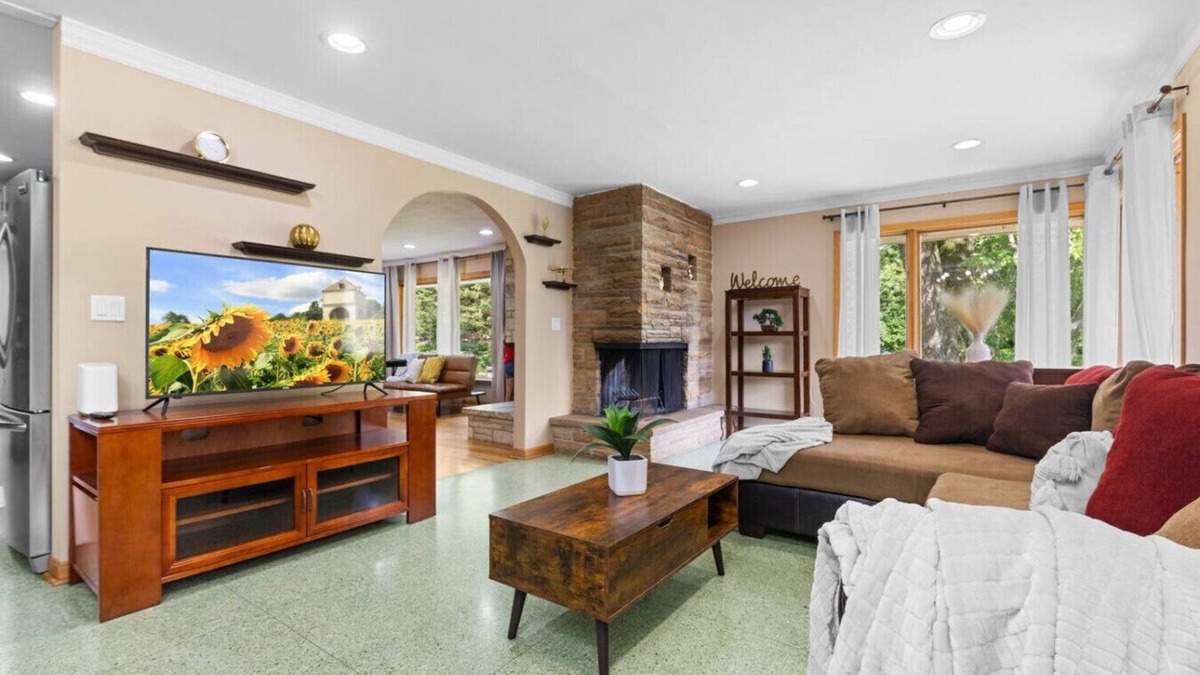 Rockford House | Spacious 4BR Retreat in Rockford