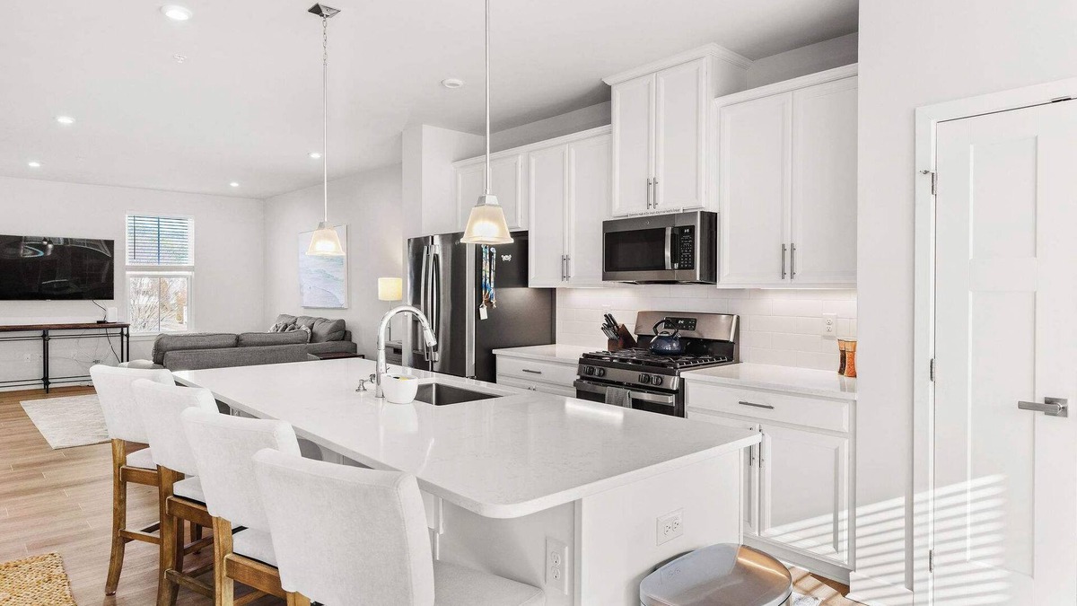 Bayside House | Spacious 4BR Townhouse w/Pool & Hot Tub Access