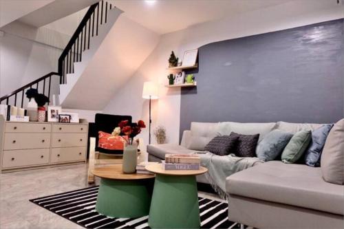 Phra Khanong Apartment | Spacious 4BRTownhouse BTS Onnut 10 Sleeps with Parking