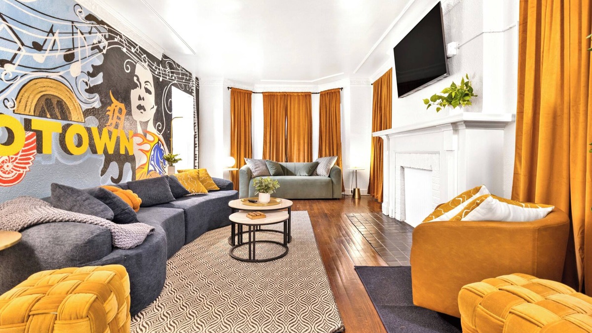 Detroit House | Spacious 5-BD Large Group Retreat w/Hot Tub & Fire Pit in heart of Detroit