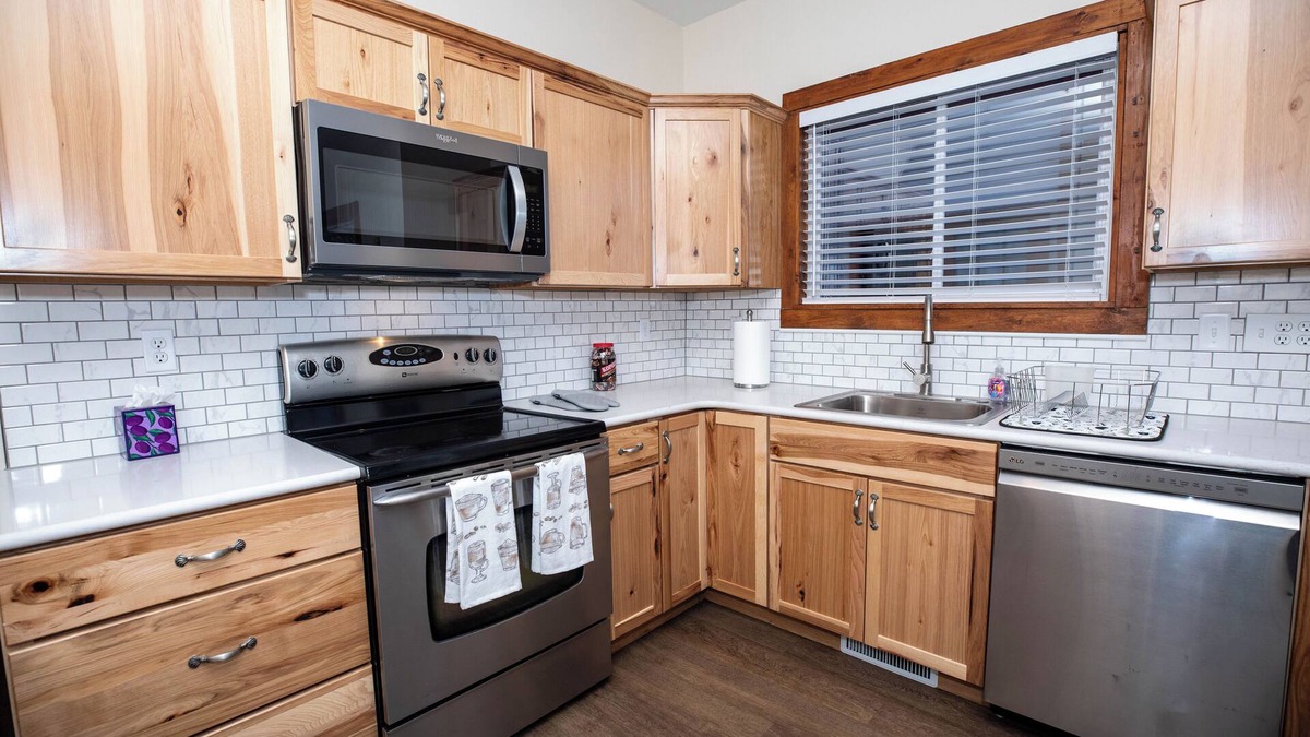 Cedar Rapids House | Spacious 5 BDR, 2.5 BATH - Updated & Prime! Lots of Parking! Sleeps up to 16!