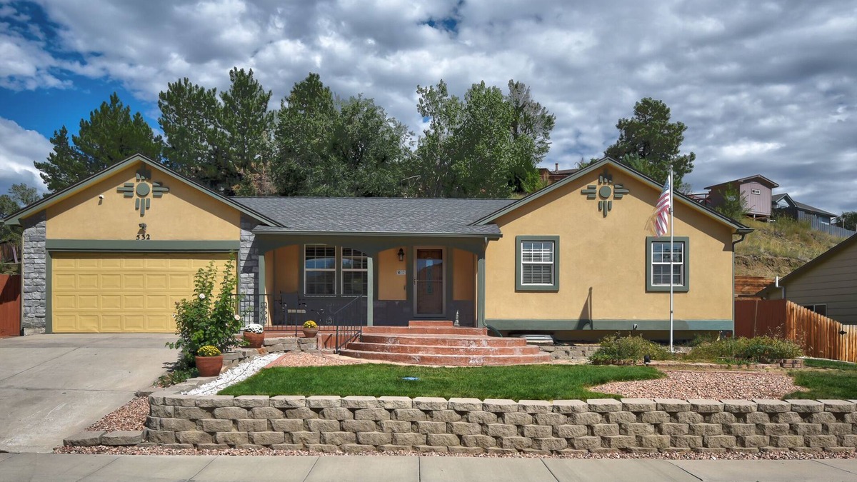 Cheyenne Meadows House | Spacious 5 BDR 3 BA House with Hot Tub, BBQ, Fire Pit, Home Gym, Mountain View