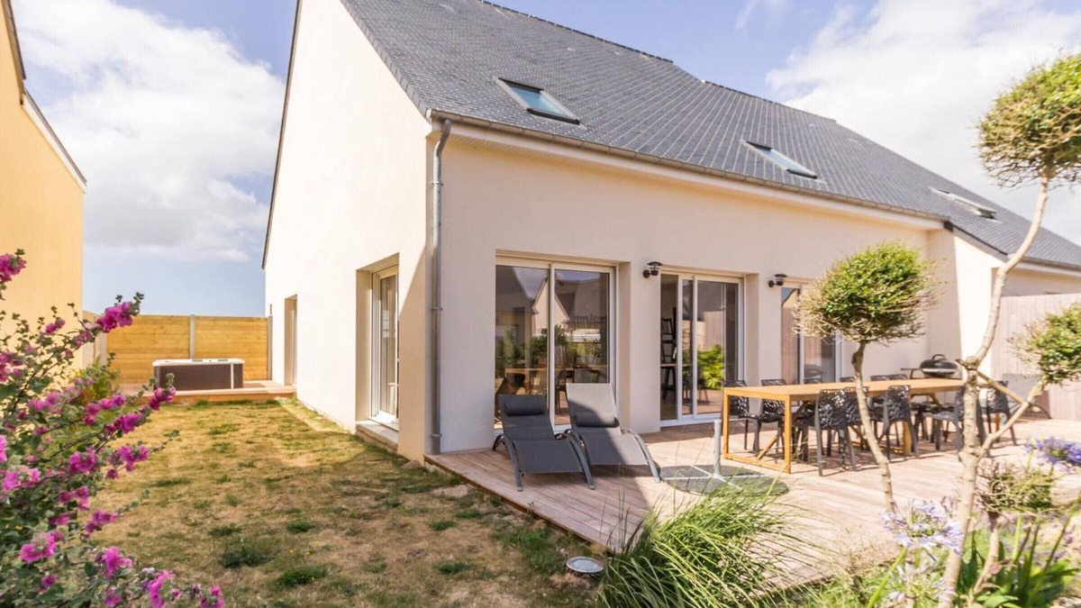 Portbail Cottage | Spacious 5-Bed, 11-Person Home with Spa, Billiards, and Garden, 350m from Portbail Beach
