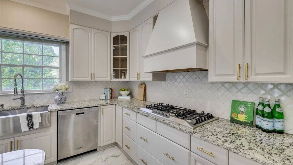Martinez House | Spacious 5-bed fully furnished house in welcoming Evans with fitness room, WiFi