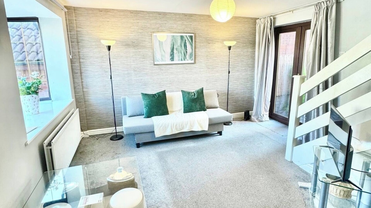 Darlaston House | Spacious 5-Bed House with Free Parking and Garden