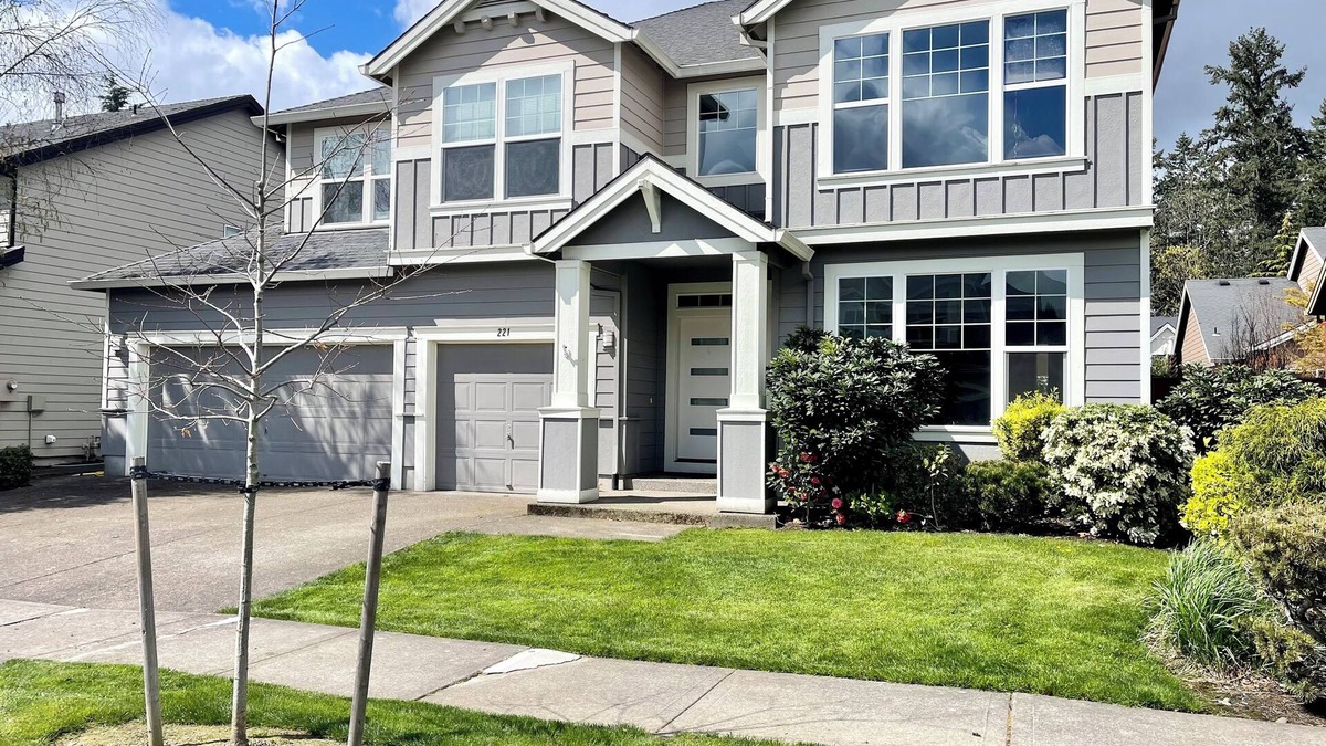 Newberg House | Spacious 5-Bed Retreat w/Firepit, Pet-Friendly & Updated Interiors!
