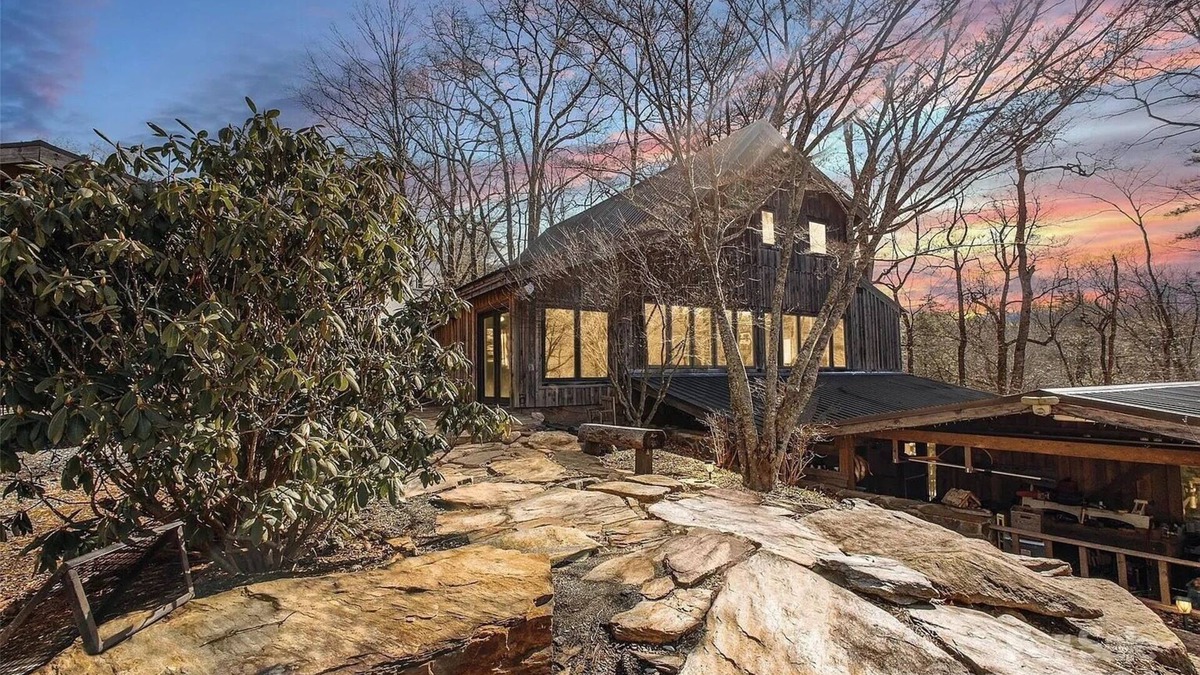 Altamont House | Spacious 5-bedroom house in charming Linville Falls near ski resorts!