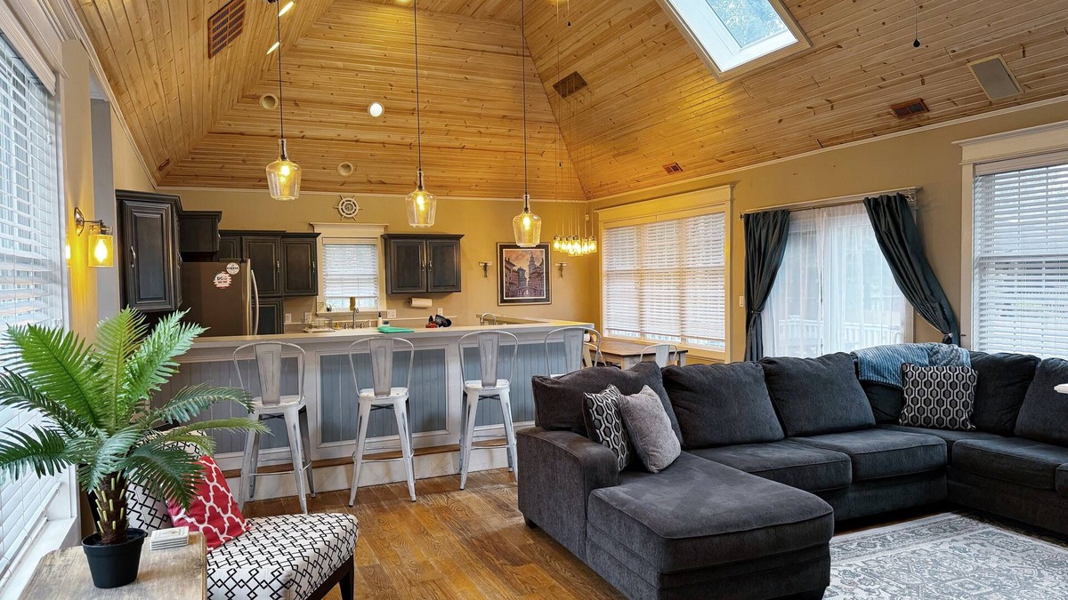 Villas House | Spacious 5 Bedroom/4 Bathroom Home, 1.5 Blocks for the Delaware Bay!