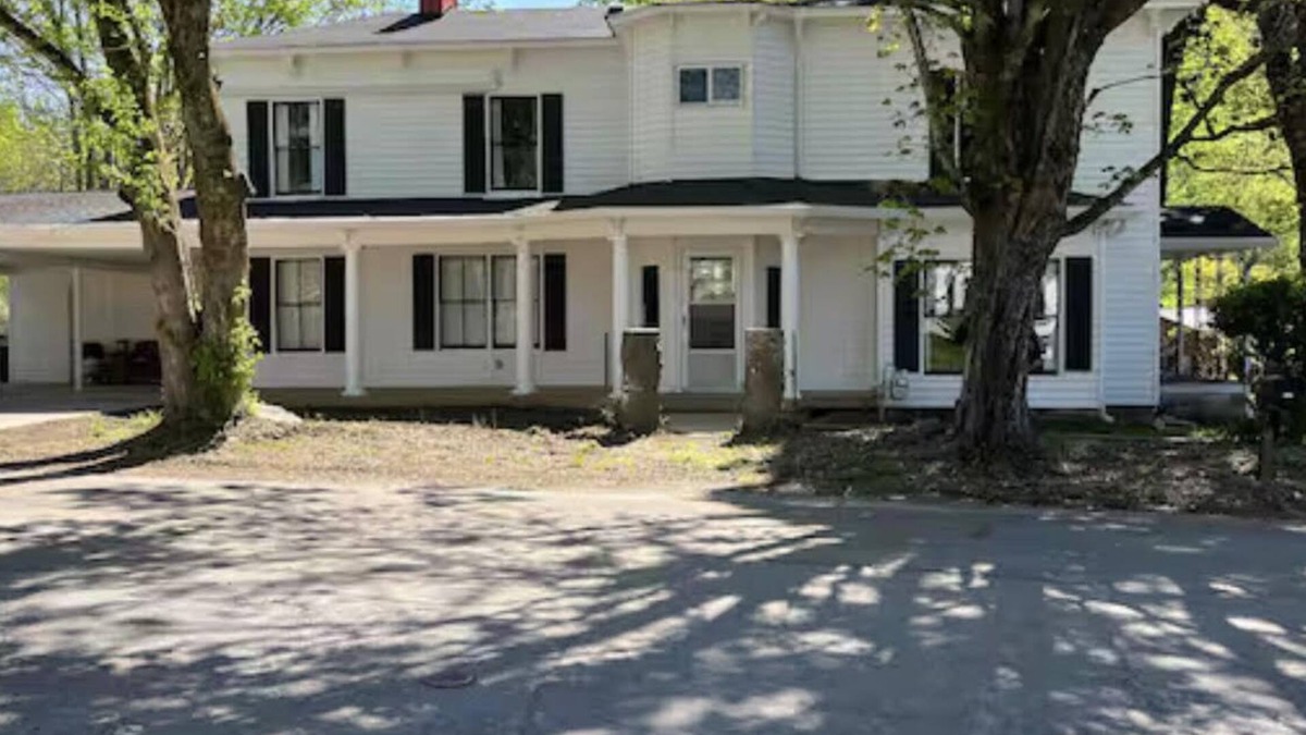 Coalfield House | Spacious 5-bedroom pet friendly house with WiFi, AC in charming Oliver Springs