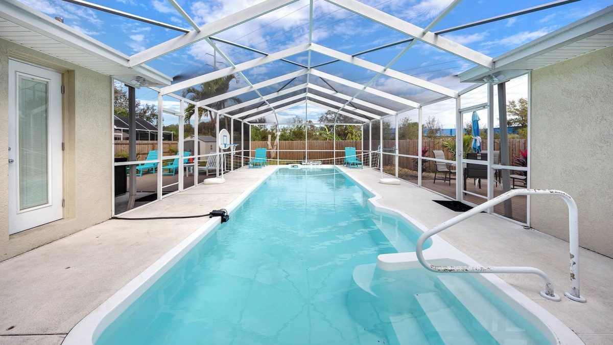 Largo House | Spacious 5-bedroom 3 bath house in Largo with heated pool and hot tub