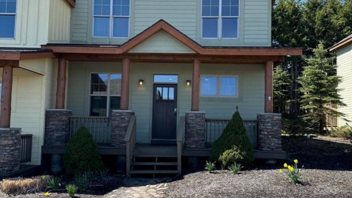 Snowshoe House | Spacious 5-bedroom, 5-bathroom townhome with WiFi, AC, Priv Hottub, ElecCharging