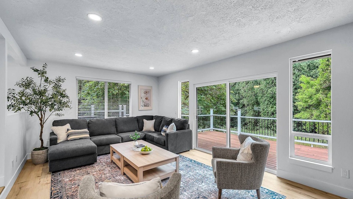 Boring House | Spacious 5-bedroom 8-bed house in tranquil Boring Oregon with WiFi, AC