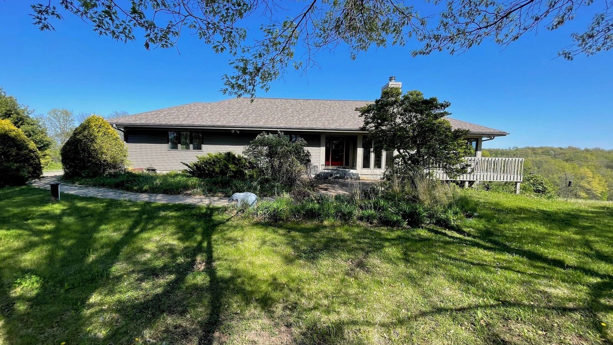 Verona House | Spacious 5-bedroom 80 acres family farm retreat with AC, WiFi in rural Verona