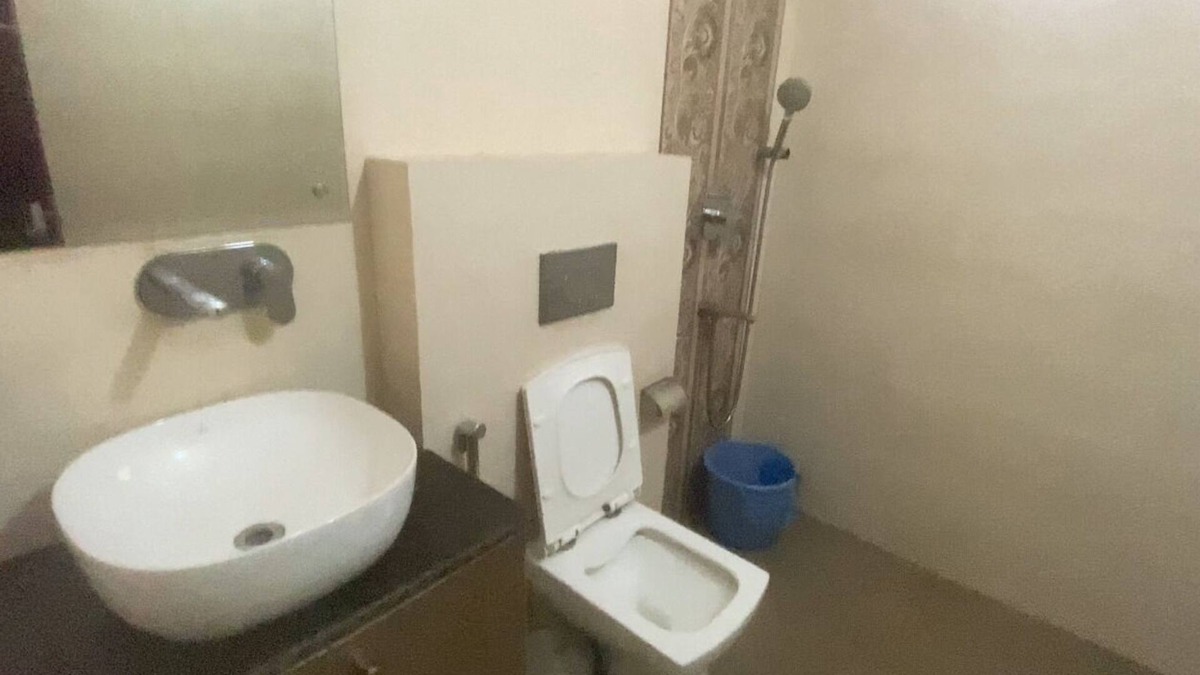 Sarita Vihar Apartment | Spacious 5-bedroom apartment with WiFi, AC in lovely New Delhi