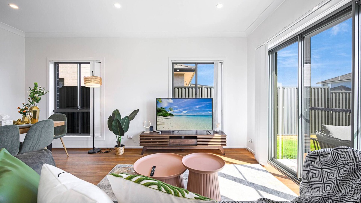West Hoxton House | Spacious 5-bedroom building with AC, WiFi in lovely Austral