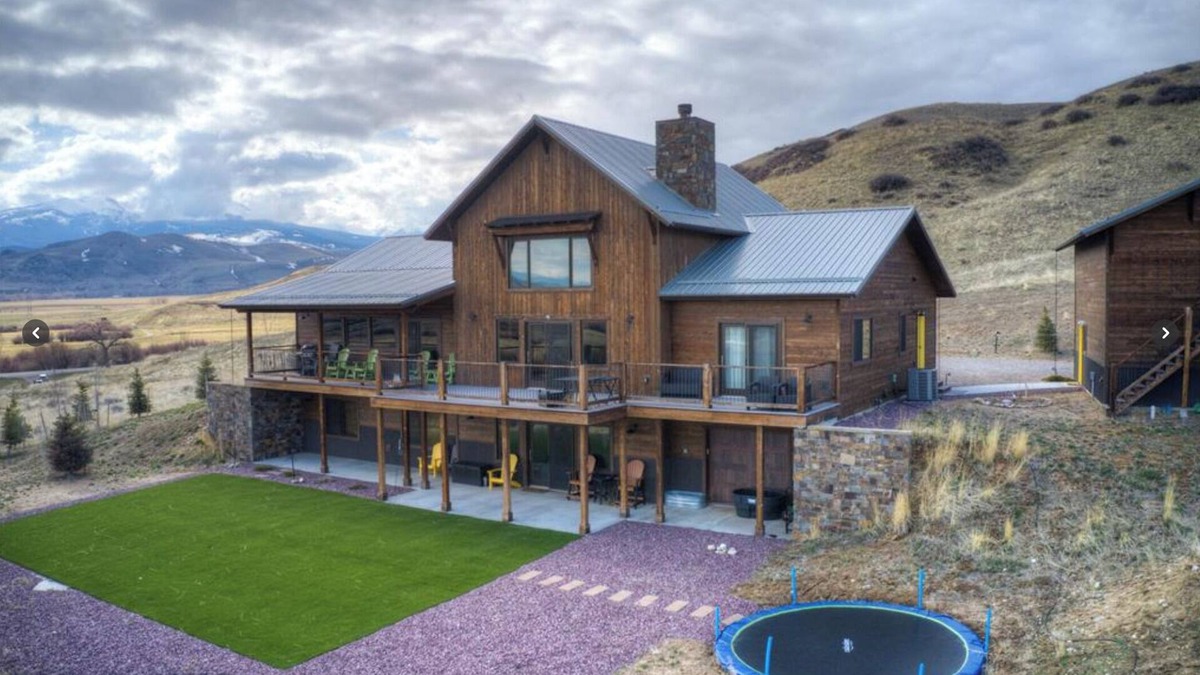 Ennis Cabin | Spacious 5-bedroom cabin in McAllister with stunning views, very kid friendly!