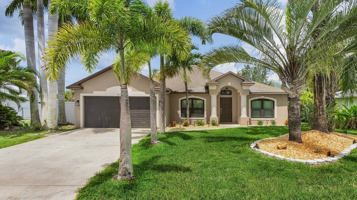 Pelican House | Spacious 5-bedroom house with AC and WiFi in gorgeous Cape Coral
