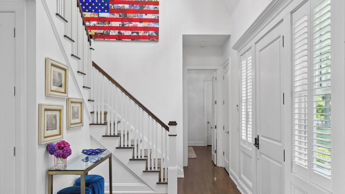 North Haven House | Spacious 5-bedroom house with water views and 2 houses from the bay.