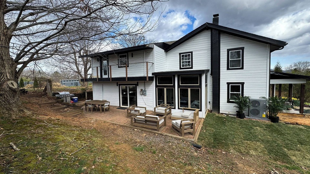 Oakley House | Spacious 5-bedroom house with AC, WiFi in welcoming Asheville
