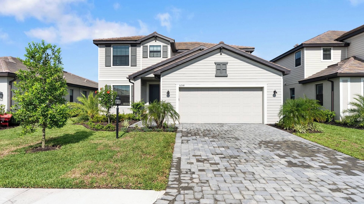Lakewood Ranch House | Spacious 5-bedroom house in the resort style Community of Lorraine Lakes!