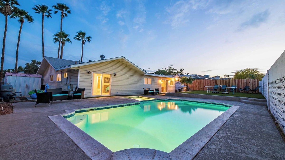 Paradise House | Spacious 5-bedroom house in Las Vegas with phenomenal yard, pool, and spa
